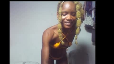 Snapshot of skinnybeauty1 chatting on December 15, 8:13 pm Linda independent model online show from December 15, 8:13 pm