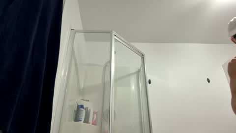 Snapshot of skinnydancehall chatting on December 15, 5:01 am skinnydancehall online show from December 15, 5:01 am