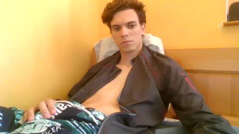 Snapshot of skinnyfit8 chatting on June 18, 12:42 pm bigdihhhhh online show from June 18, 12:42 pm