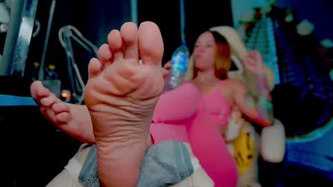 Snapshot of skinnygirl019 chatting on February 22, 4:07 am GoddessSkinny online show from February 22, 4:07 am