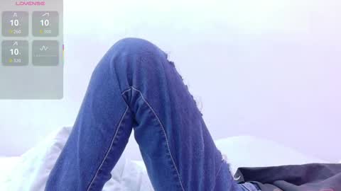 Snapshot of skinnyneighbour_ chatting on October 24, 3:03 am Karla online show from October 24, 3:03 am