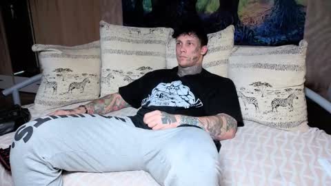 Snapshot of skirlingod chatting on October 14, 5:08 am skirlingod online show from October 14, 5:08 am