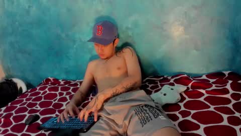 sky_wild online show from December 19, 11:12 pm