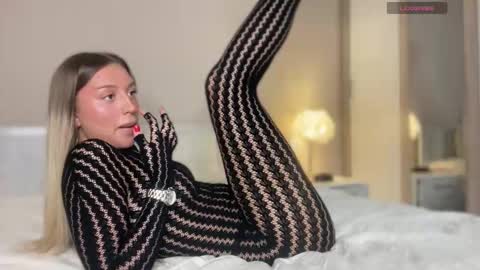 Snapshot of skyffi chatting on November 19, 4:18 pm GARRY AND SOPHIA online show from November 19, 4:18 pm