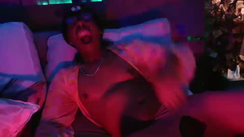 Snapshot of skyonetoo3 chatting on February 15, 8:43 pm skyonetoo3 online show from February 15, 8:43 pm