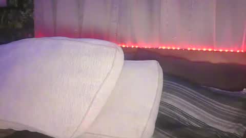 Snapshot of skyonetoo3 chatting on October 4, 9:13 pm skyonetoo3 online show from October 4, 9:13 pm