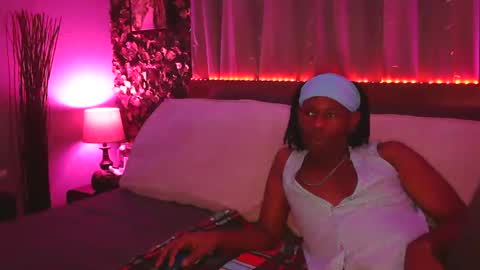 Snapshot of skyonetoo3 chatting on November 6, 2:23 am skyonetoo3 online show from November 6, 2:23 am