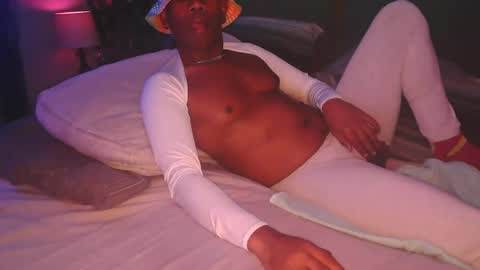 Snapshot of skyonetoo3 chatting on November 18, 2:28 am skyonetoo3 online show from November 18, 2:28 am