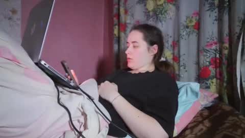 skyressie333 online show from December 9, 6:25 pm