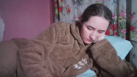 skyressie333 online show from December 12, 2:11 pm