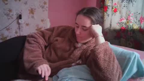 skyressie333 online show from December 16, 7:26 am