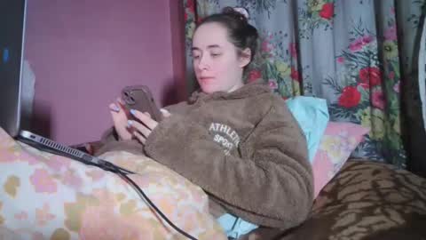 skyressie333 online show from December 16, 7:00 pm