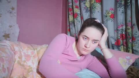 skyressie333 online show from December 17, 4:11 pm