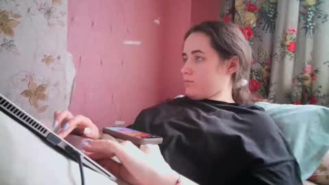 skyressie333 online show from December 22, 12:05 pm