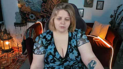 Snapshot of sladadeew chatting on January 12, 1:05 pm Slada Deew online show from January 12, 1:05 pm