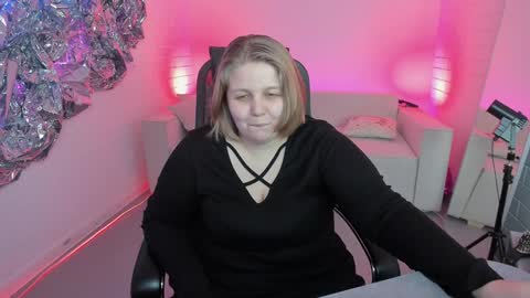 Snapshot of sladadeew chatting on January 15, 12:04 pm Slada Deew online show from January 15, 12:04 pm