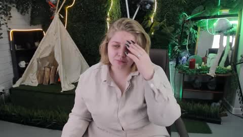 Snapshot of sladadeew chatting on January 30, 9:04 am Slada Deew online show from January 30, 9:04 am