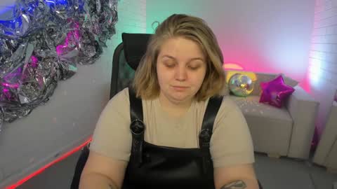 Snapshot of sladadeew chatting on February 2, 8:57 am Slada Deew online show from February 2, 8:57 am