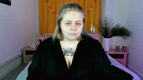 Snapshot of sladadeew chatting on March 11, 5:16 am Slada Deew online show from March 11, 5:16 am