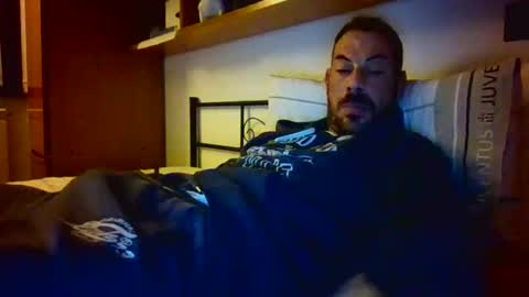 Snapshot of slevin1983 chatting on November 17, 7:41 pm slevin online show from November 17, 7:41 pm