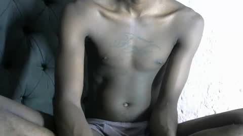 Snapshot of slim_long01 chatting on March 1, 8:10 pm slim long01 online show from March 1, 8:10 pm