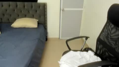 Snapshot of slim_master12 chatting on July 3, 9:16 am slim_master12 online show from July 3, 9:16 am