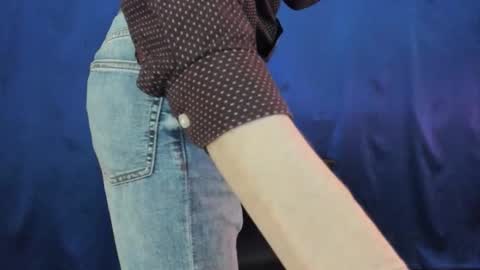 Snapshot of slippery_thighs chatting on December 17, 4:02 pm slippery thighs online show from December 17, 4:02 pm