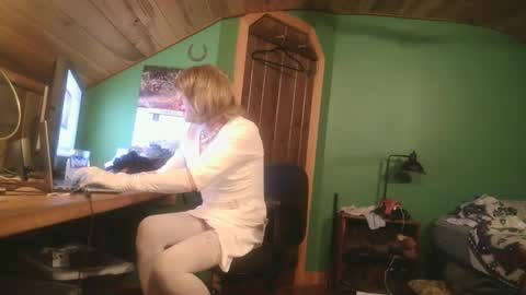 Snapshot of slutjennifertransxx chatting on October 7, 2:20 am slutjennifertransxx online show from October 7, 2:20 am