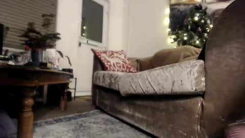 Snapshot of slutsuzy chatting on December 23, 10:33 pm Slut Suzy online show from December 23, 10:33 pm