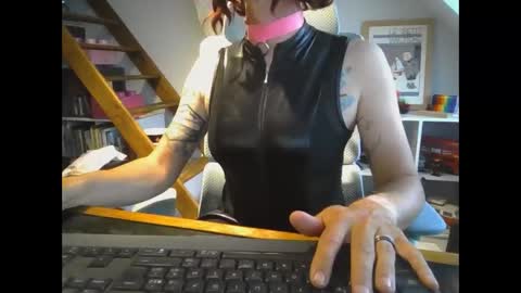 sluttytoy83 online show from May 4, 6:15 pm