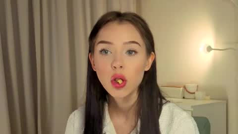 Snapshot of slyshypie chatting on November 5, 1:22 pm Lily online show from November 5, 1:22 pm