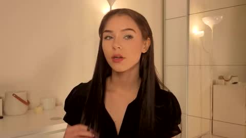 Snapshot of slyshypie chatting on November 16, 2:11 pm Lily online show from November 16, 2:11 pm