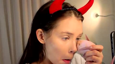 Snapshot of slyshypie chatting on November 28, 1:36 pm Lily online show from November 28, 1:36 pm