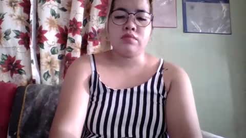 Snapshot of small_boobs59 chatting on October 27, 2:15 am Lovewella online show from October 27, 2:15 am