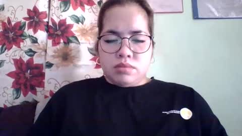 Snapshot of small_boobs59 chatting on October 28, 12:03 am Lovewella online show from October 28, 12:03 am