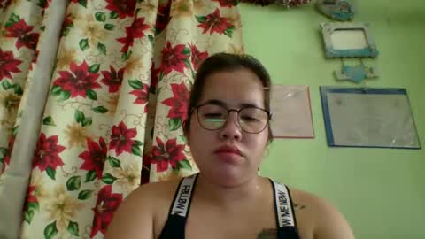 Snapshot of small_boobs59 chatting on November 18, 1:22 am Lovewella online show from November 18, 1:22 am