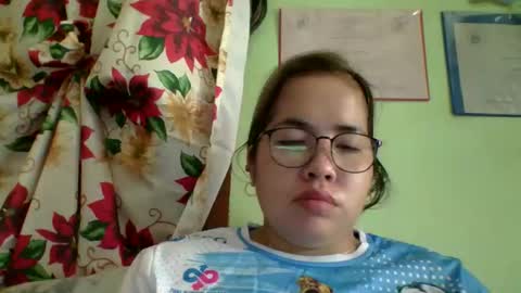 Snapshot of small_boobs59 chatting on November 23, 1:49 am Lovewella online show from November 23, 1:49 am