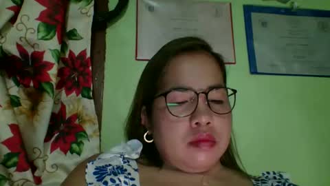 Snapshot of small_boobs59 chatting on December 2, 9:14 am Lovewella online show from December 2, 9:14 am