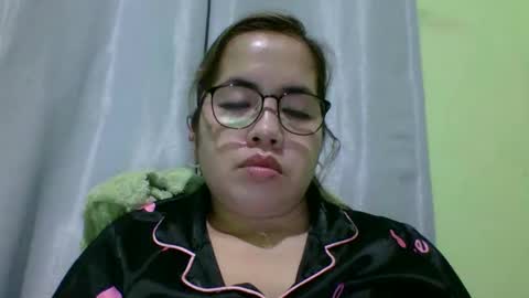 Snapshot of small_boobs59 chatting on December 18, 3:07 pm Lovewella online show from December 18, 3:07 pm