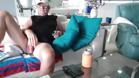 Snapshot of smallpenisbigtongue chatting on April 27, 5:44 pm Daddy online show from April 27, 5:44 pm