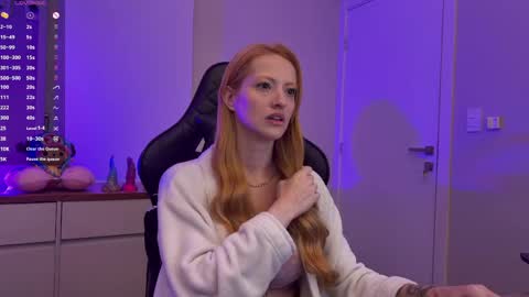 Snapshot of smilee_girl chatting on May 24, 7:30 pm Emily Burns online show from May 24, 7:30 pm