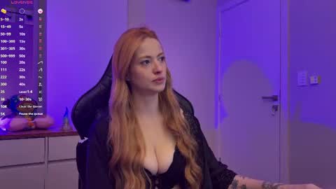 Snapshot of smilee_girl chatting on July 7, 6:12 pm Emily Burns online show from July 7, 6:12 pm