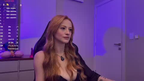 Snapshot of smilee_girl chatting on July 28, 3:21 pm Emily Burns online show from July 28, 3:21 pm