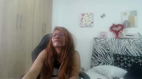 Snapshot of smilet_milf chatting on May 8, 2:22 pm Smileth online show from May 8, 2:22 pm