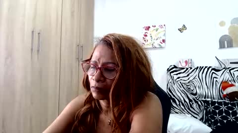 Snapshot of smilet_milf chatting on June 4, 1:39 pm Smileth online show from June 4, 1:39 pm