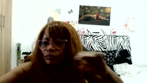 Snapshot of smilet_milf chatting on July 7, 12:31 pm Smileth online show from July 7, 12:31 pm