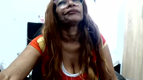Snapshot of smilet_milf chatting on July 15, 12:21 pm Smileth online show from July 15, 12:21 pm