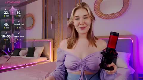 Snapshot of smiley_mia_ chatting on February 23, 8:17 am Mia online show from February 23, 8:17 am