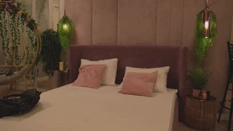 Snapshot of smiley_mia_ chatting on November 26, 5:08 am Mia online show from November 26, 5:08 am