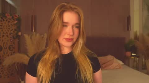 Mia online show from May 26, 5:25 am